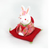 Ornement lapin blanc en céramique, HANAUSAGI OJIGI, kimono rouge