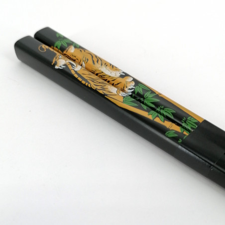 Par de palillos japoneses en madera natural roja o azul, WAKASA NURI  ICHIBAN, 21 o 23