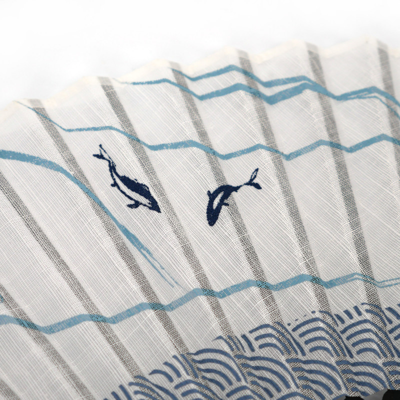 Ventaglio giapponese in cotone blu e bambù con motivo a pesci chiari, AYU, 22 cm