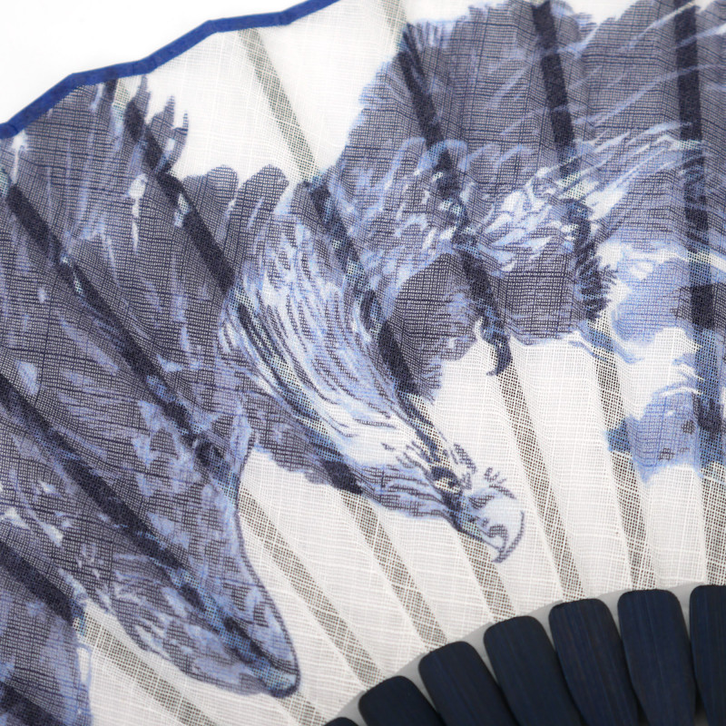 Japanischer blauer Baumwoll- und Bambusfächer mit traditionellem Falkenmuster, TAKA, 22cm