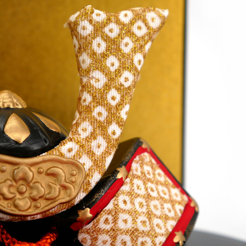 Ornamento giapponese elmo kabuto nero oro e arancione in ceramica e tessuti, CHIRIMENSHUSSEKABUTO, 7,5 cm