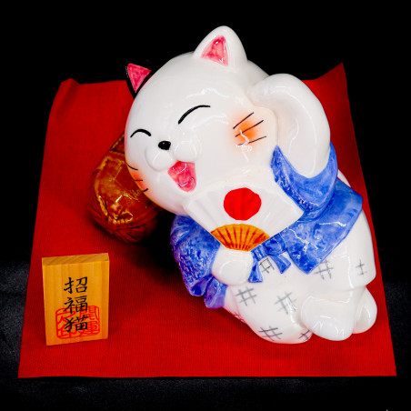 Gatto Manekineko che riposa nel salvadanaio giapponese, NEKO NO KYUSOKU