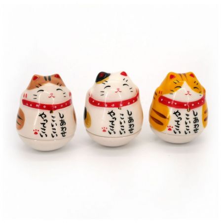 Trio de chat porte-bonheur japonais Manekineko culbuto en céramique, SANNEKO, 4.5 cm