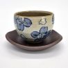 Taza japonesa en arcilla blanca y flores azules con plato