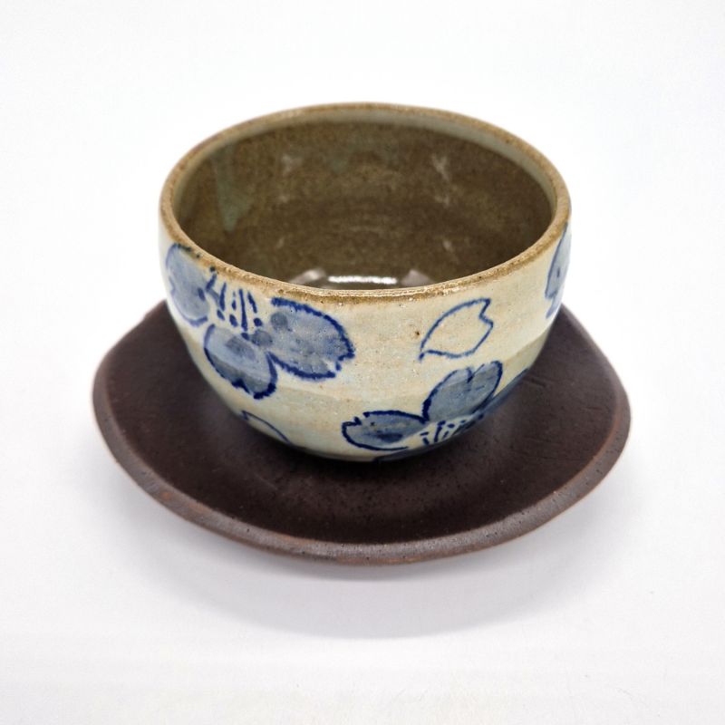 Japanische Tasse aus weißem Ton und blauen Blumen mit Untertasse